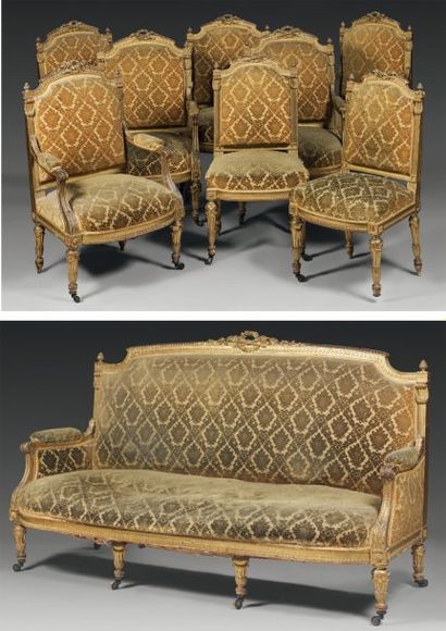 null Important mobilier de salon en bois et composition dorée à riche décor de cannelures,...