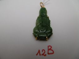 Pendentif 
Pendentif en jade figurant un bouddha, monture en or jaune 18K (750 millièmes).Poids...