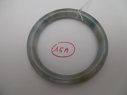 Bracelet jonc 
Bracelet jonc en jade.Poids : 38,6 g – Diamètre : 7,3 cm