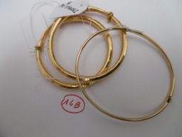 BRACELETS 
- Paire de bracelets joncs en or jaune 18K (750 millièmes) à décor gravé...