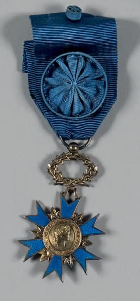null Palmes Académiques (1808, 1866, 1955) Étoile d'officier d'académie (= chevalier),...