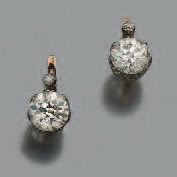 null Paire de boucles d'oreilles en or 750 millièmes, chacune ornée de deux diamants...