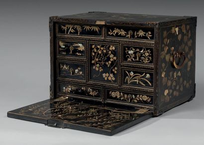 JAPON - fin du XIXe siècle Petit cabinet de voyage en bois laqué noir à décor toutes...