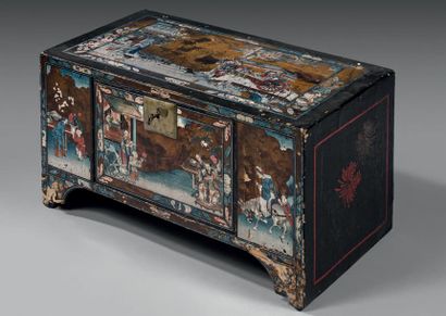 CHINE - XIXe siècle Coffre de voyage en bois plaqué de carton laqué orné sur le plateau...