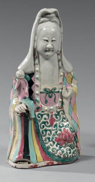 CHINE - Époque JIAQING (1796-1820) Statuette en guanyin en porcelaine émaillée en...