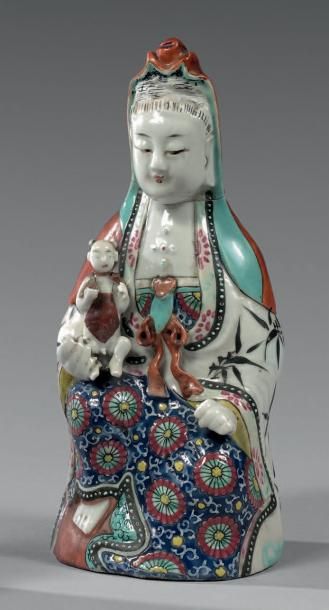 CHINE - Époque JIAQING (1796-1820) Statuette de Guanyin en porcelaine émaillée polychrome,...