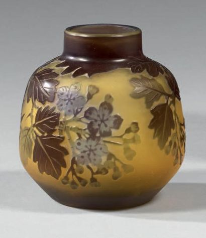 Établissements GALLÉ (1904-1936) Vase ovoïde à col annulaire en verre doublé brun...