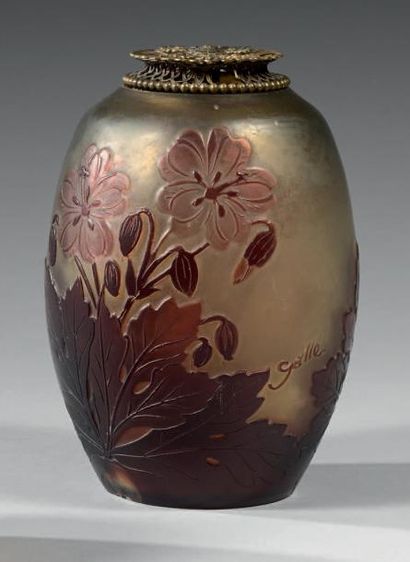 Établissements GALLÉ (1904-1936) Pot à senteur ovoïde en verre doublé rouge sur fond...
