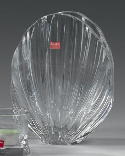 BACCARAT Vase en cristal transparent en forme de coquille.
Signé au revers.
Hauteur:...