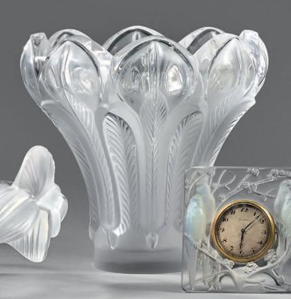 LALIQUE Vase en cristal à décor de plumes de paon stylisées.
Signé LALIQUE FRANCE.
Hauteur:...