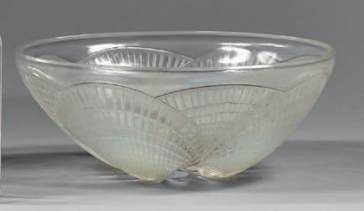 RENE LALIQUE (1860-1945) Coupe creuse «Coquille n° 2» en verre blanc moulé et pressé...