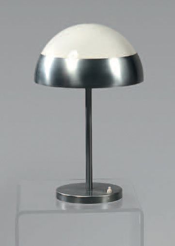 MAISON PERZEL Lampe de table modèle 934, pied en acier chromé et abat-jour demi cylindrique...