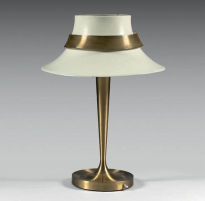 MAISON PERZEL Lampe de table en métal laqué crème et laiton doré.
Tulipe en verre...