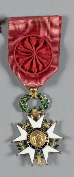 null Troisième République Étoile d'officier, 40 mm, or ciselé et émaillé.
Ruban à...