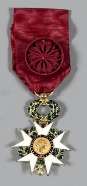 null Troisième République Étoile d'officier, 40 mm, or ciselé et émaillé, ruban à...