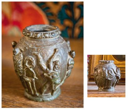 null Petit vase en bronze patiné, à décor en relief de lutteurs dans le goût de l'Antique,...