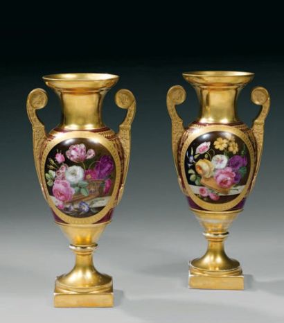 null Paire de vases fuseau en porcelaine polychrome rehaussée d'or à décor de panier...