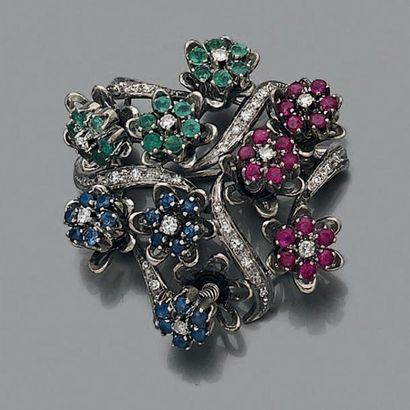 null Broche en or gris 750 millièmes figurant des fleurs trembleuses ornées de diamants...