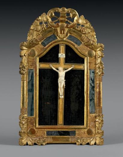 null Christ en croix
Ivoire sculpté, dans un cadre à glacillons en bois doré et sculpté,...
