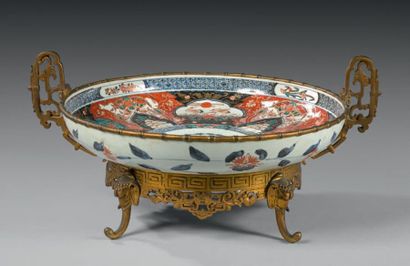 JAPON - IMARI Important plat circulaire.
Porcelaine à décor polychrome de grues dans...