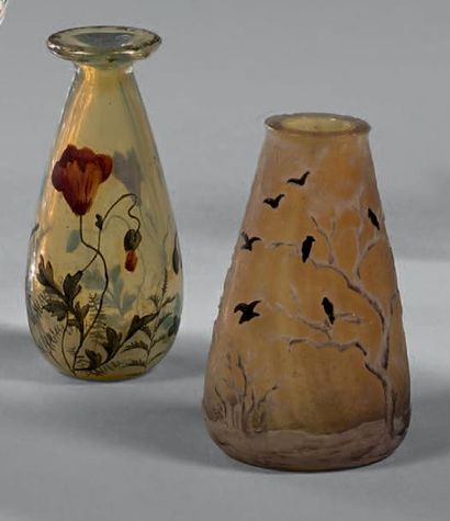 DAUM Nancy Vase miniature tronconique
Verre multicouche à décor de corbeaux dans...