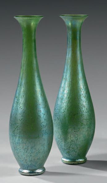 Dans le goût de Loetz Paire de vases balustre
Verre irisé dans des tons vert argenté.
Hauteur:...