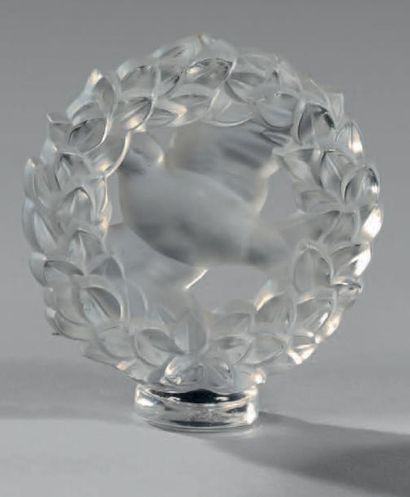 LALIQUE FRANCE Colombe dans une couronne de laurier
Cristal satiné.
Signé Lalique...