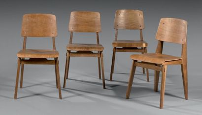 Jean PROUVÉ (1901-1984) Suite de 4 chaises "tout bois"
Structure en bois de chêne...