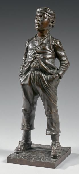 ECOLE FRANCAISE Gamin de Paris sifflotant
Statuette en bronze à patine brune.
34...