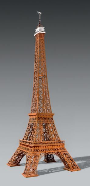 null Tour Eiffel
Importante maquette en bois et métal peints.
426,5 x 154 cm.