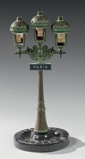 CORDAY, Paris Beau flacon de parfum
Fer peint en vert, épousant la forme d'un réverbère...