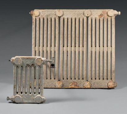 null Hôtel George V.
Quatre radiateurs et un petit radiateur à décor de motifs rayonnants.
Fonte...
