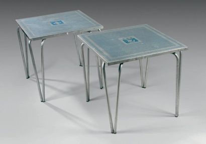 null Paire de tables Métal chromé, le plateau carré lithographié, à décor, pour l'une...
