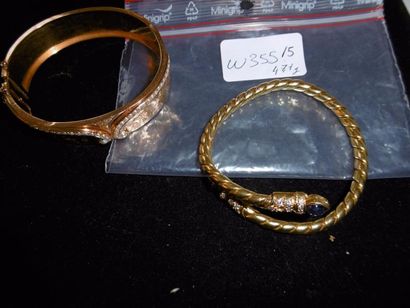 null Lot de deux bracelets rigides en or jaune 18k, l'un orné de perles et l'autre...