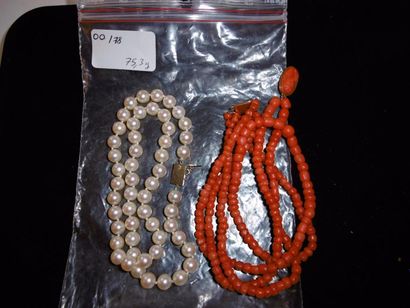 null Lot composé d'un collier en corail rouge supportant un camée en corail et d'un...