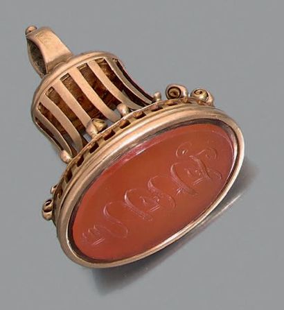 null Sceau pendentif en or, à décor de tiges enroulées, serti d'une intaille en agate...