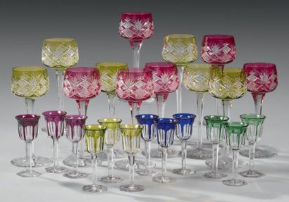 BACCARAT Suite de douze verres à pied en cristal de couleur taillé, comprenant six...