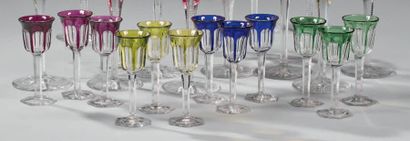 BACCARAT Suite de douze verres à liqueur en cristal de couleur taillé à facettes,...