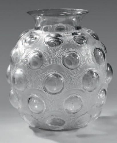 R. LALIQUE Vase globulaire en cristal moulé, à décor de demi sphères et gazelles.
Signé.
Hauteur:...