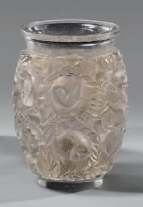 LALIQUE FRANCE Vase en cristal moulé à décor d'oiseaux dans un entourage de branchages.
Signé.
Hauteur:...