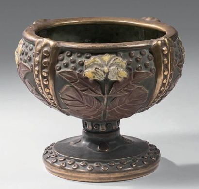 Amphora - Austria Coupe sur piédouche en faïence émaillée à décor de fleurs et feuillages,...
