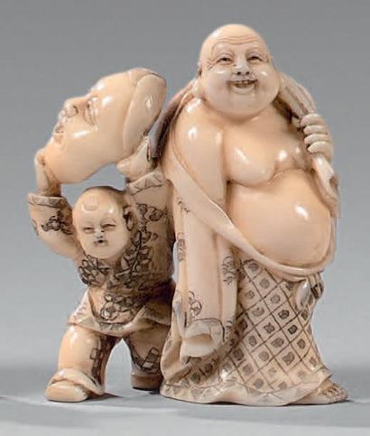 JAPON - Fin de l'époque Meiji (1868-1912) Netsuke en ivoire, Hotei et un enfant brandissant...