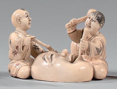 JAPON - Fin de l'époque Meiji (1868-1912) Netsuke en ivoire, deux artisans sculptant...