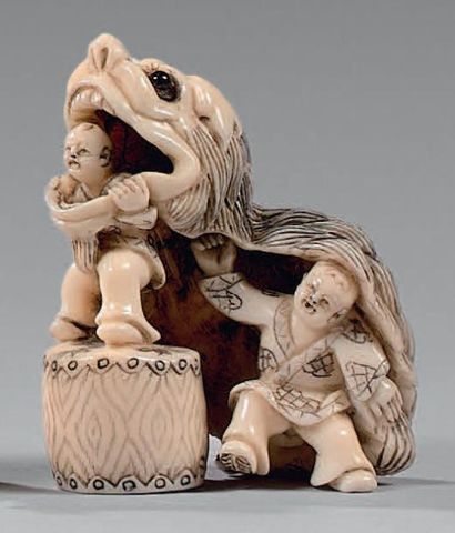 JAPON - Fin de l'époque Meiji (1868-1912) Netsuke en ivoire, deux enfants portant...