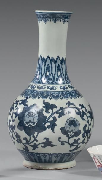 CHINE - Fin XIXe siècle Vase balustre en porcelaine à haut col à décor en bleu sous...
