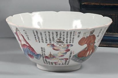 CHINE - XIXe siècle Bol polylobé en porcelaine à décor en émaux polychromes d'immortels,...