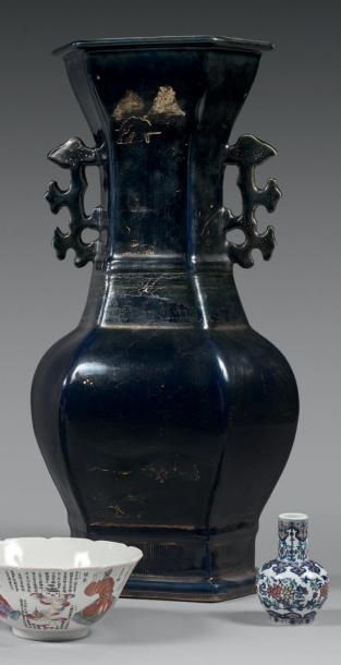 CHINE - XIXe siècle Grand vase hexagonal à pans, à haut col évasé en porcelaine bleue...