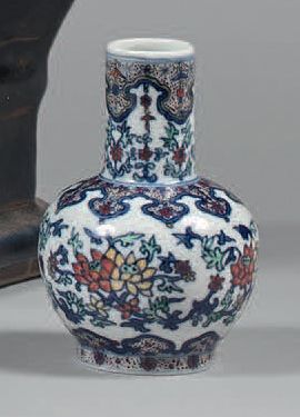 CHINE - XXe siècle Petit vase balustre à haut col en porcelaine à décor en bleu sous...
