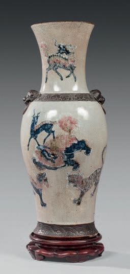CHINE - Nankin, vers 1900 * Vase balustre en porcelaine craquelée à décor de chimères...
