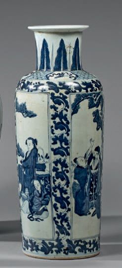 null Vase rouleau à haut col évasé en porcelaine à décor en bleu sous couverte d'immortels...